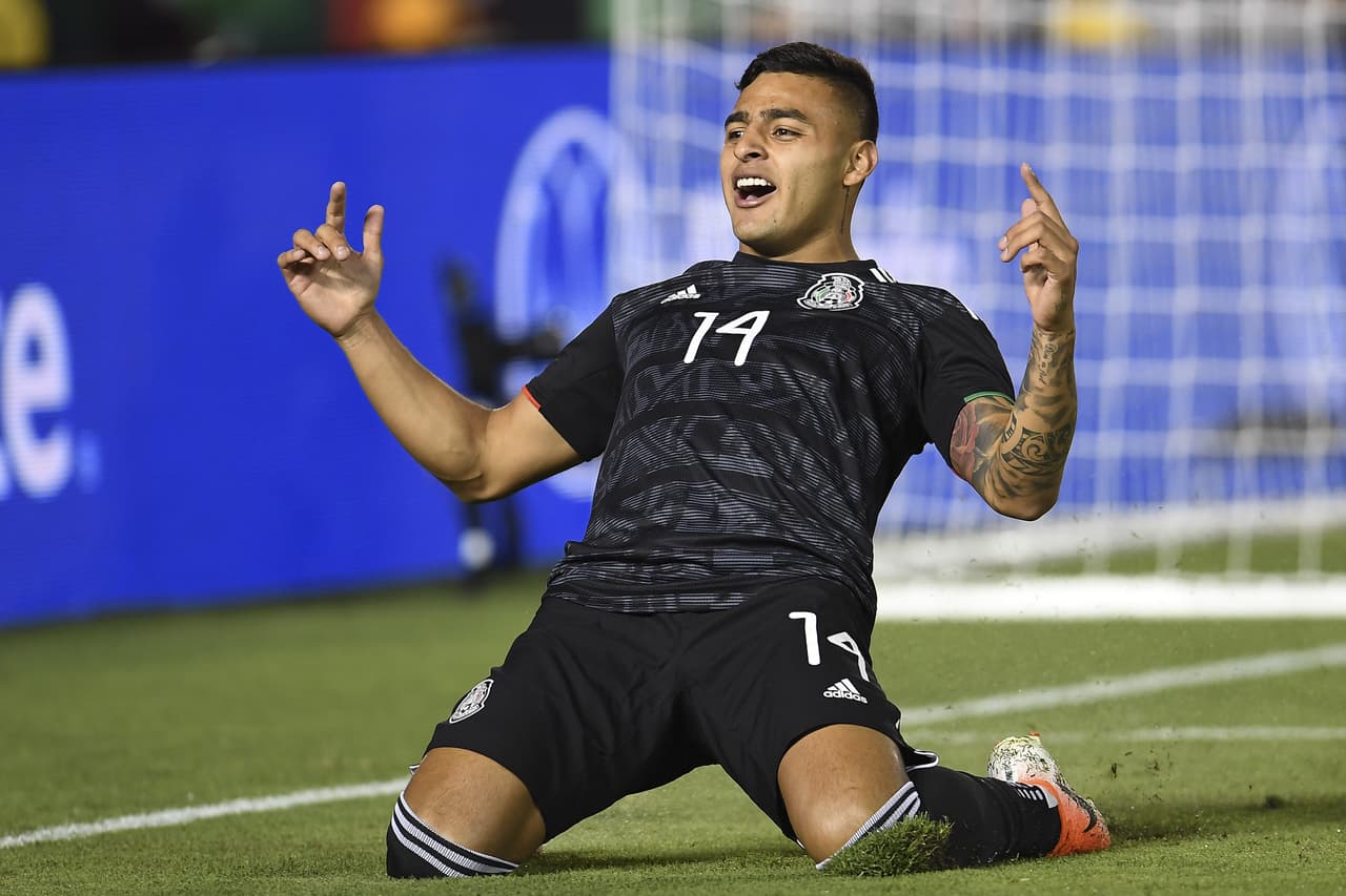 A Alexis le gusta desbordar regatear y disparar a gol. Sus actuaciones con las Chivas lo han llevado a la Selección Mexicana.
