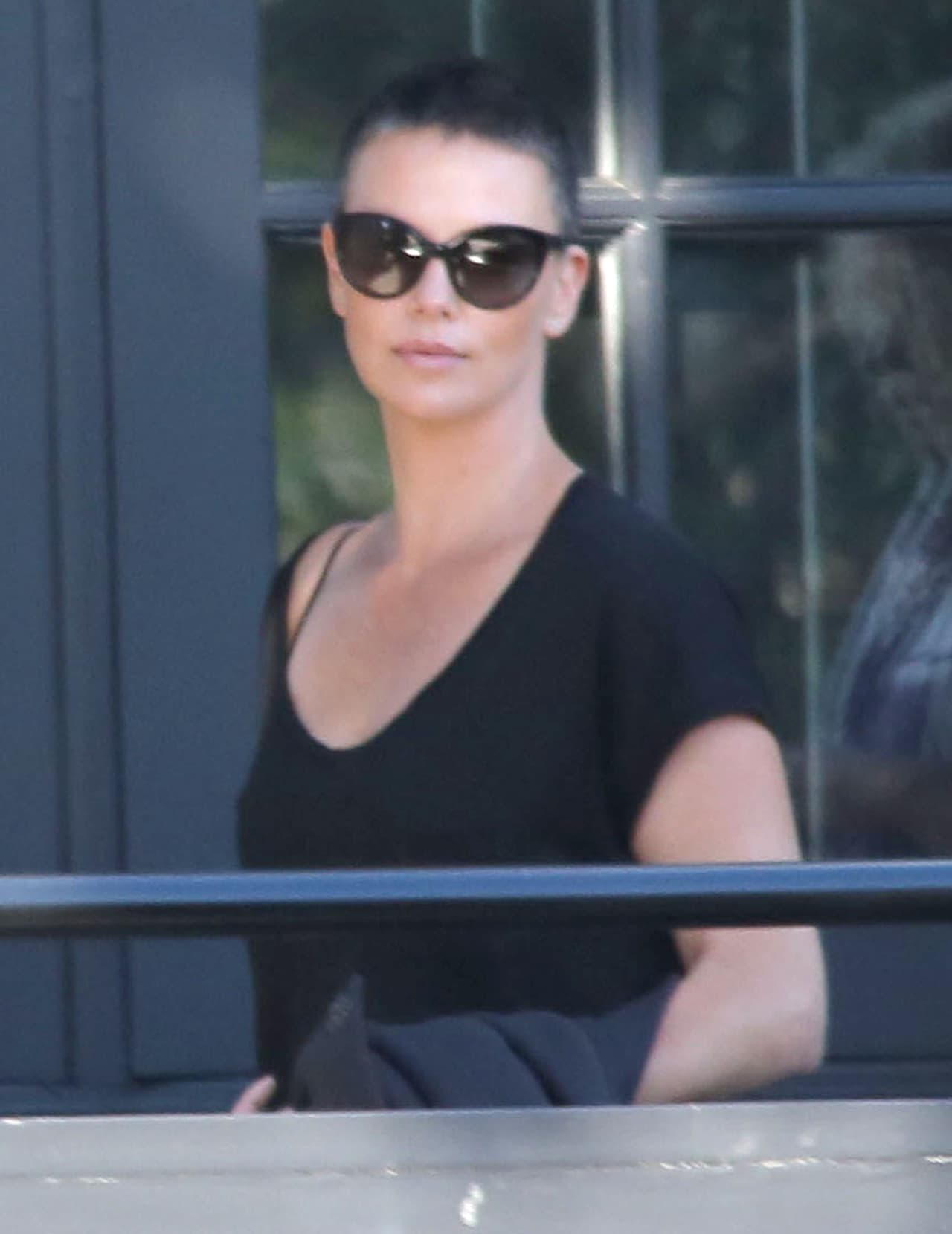 Charlize Theron es otra de las famosas que debió recortarse el cabello para interpretar un personaje.