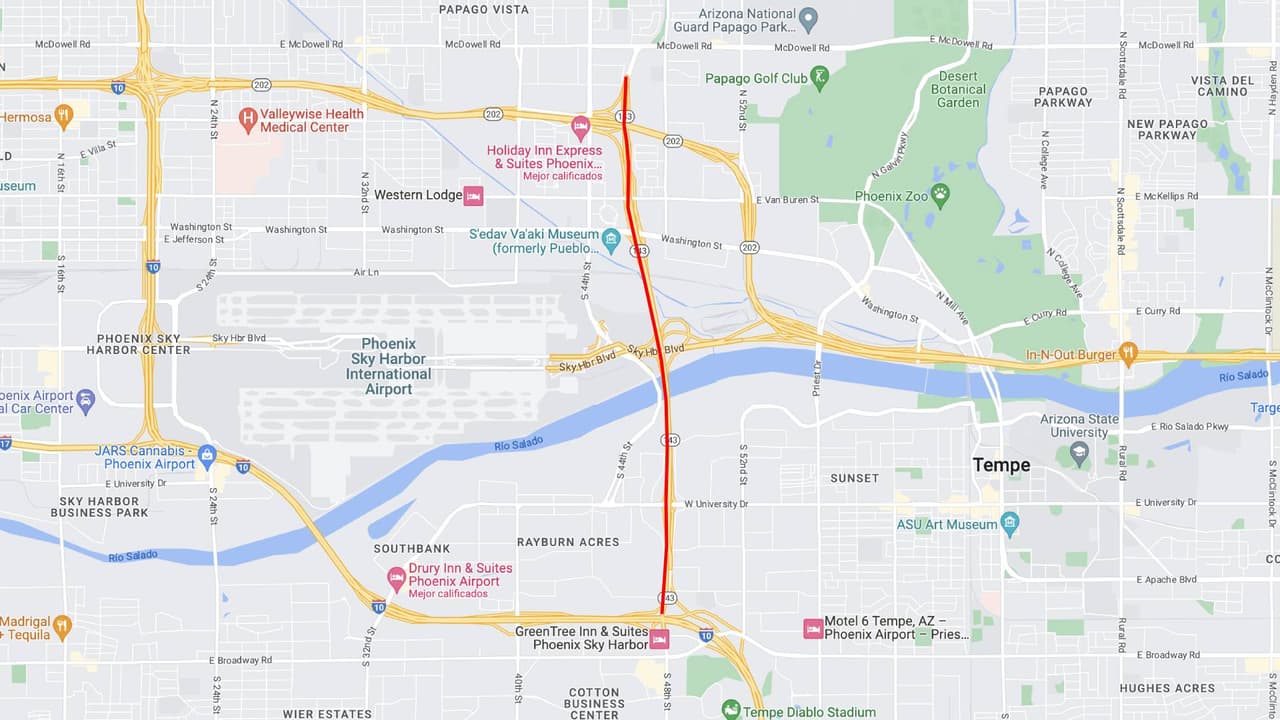 <b>Ruta estatal 143</b>
<br>La ruta estatal 143 en dirección sur cerrará entre el Loop 202 (Autopista Red Mountain) y la I-10 desde las 10 p.m. del viernes, hasta a las 4 a. m. del lunes.
<br>
<br>La rampa del Loop 202 en dirección oeste hacia Sky Harbor Boulevard también estará cerrada. 
<br>
<br>
<b>Rutas alternas</b>
<br>Considere usar el Loop 202 en dirección oeste hasta la I-10 en dirección este (en el SR 51 Mini-Stack), o el Loop 202 en dirección este hasta el Loop 101 en dirección sur y la US 60 en dirección oeste. 
<br>
<br>Para acceder al aeropuerto desde el Loop 202, considere usar 44th Street en dirección sur. Para conocer las condiciones de las carreteras en tiempo real puede visitar la página del 
<a href="https://www.az511.gov/" target="_blank">Departamento de Transporte de Arizona</a>, o llamar al 511.
