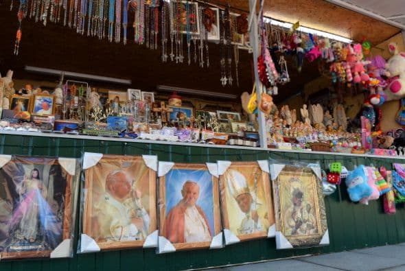 El ambiente entonces no es muy diferente al de ahora: tiendas, así como vendedores en las calles, ofrecieron artículos desde 75 centavos hasta 30 dólares, aunque seguramente hubo algunos más caros.