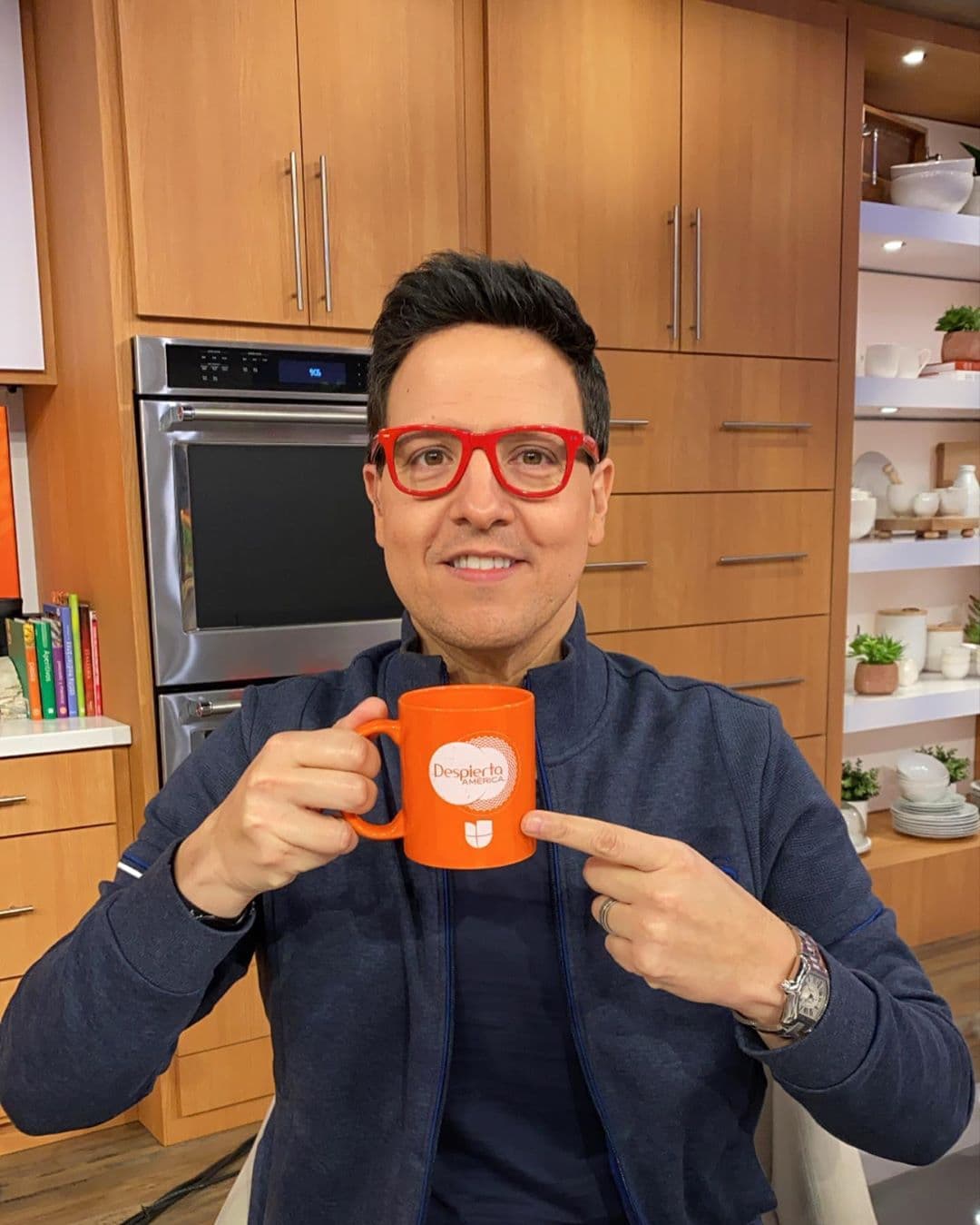 Raúl González disfruta conducir Despierta América desde hace casi 20 años. Su personalidad divertida y desenfrenada no ha cambiado, sigue siendo el mismo chico carismático que conocimos en diciembre del año 2001.