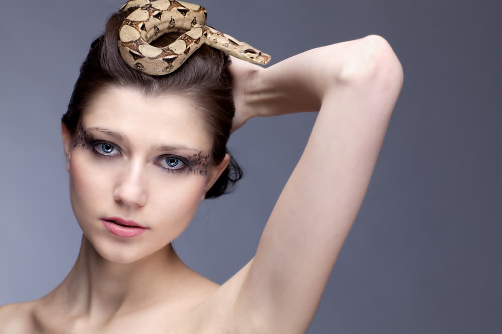 Nada de angelitos ni de cosas de muerte aunque si quieres darle un toque misterioso puedes usar una representación de una hidra de muchas cabezas haciéndote un peinado que parezcan serpientes saliendo de tu cabeza, estirándolos con alambres y laca de pelo, puedes comprar esas culebras de juguete muy baratas y hacer una especie de nido de víboras que te colocarás en tu cabeza con la cara bien maquillada.