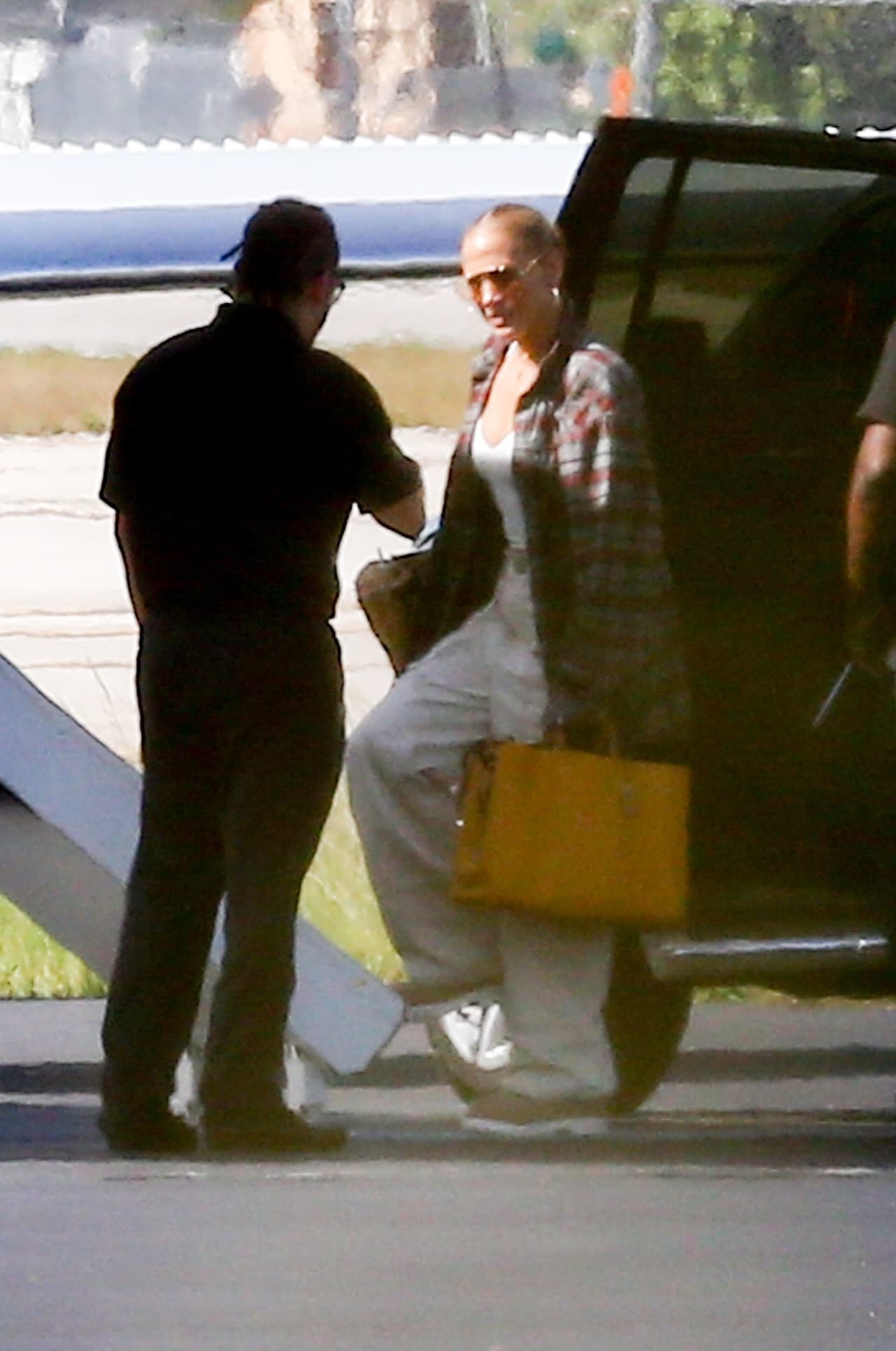 Además, la revista People reprodujo información dada a conocer por una fuente que aseguraba que JLo estaba "increíblemente feliz" con su relación y que estaba considerando mudarse a Los Ángeles para que ella y su supuesto novio pudieran "pasar el mayor tiempo posible juntos".