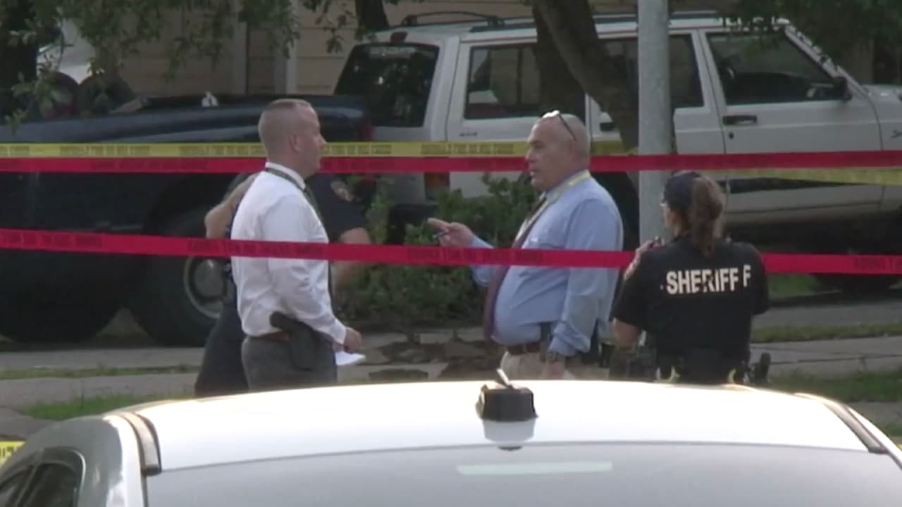 En el caso de los sospechosos, la policía está investigando y está hablando con los vecinos para ver si hay cámaras de videovigilancia que puedan servir para identificar a los responsables.