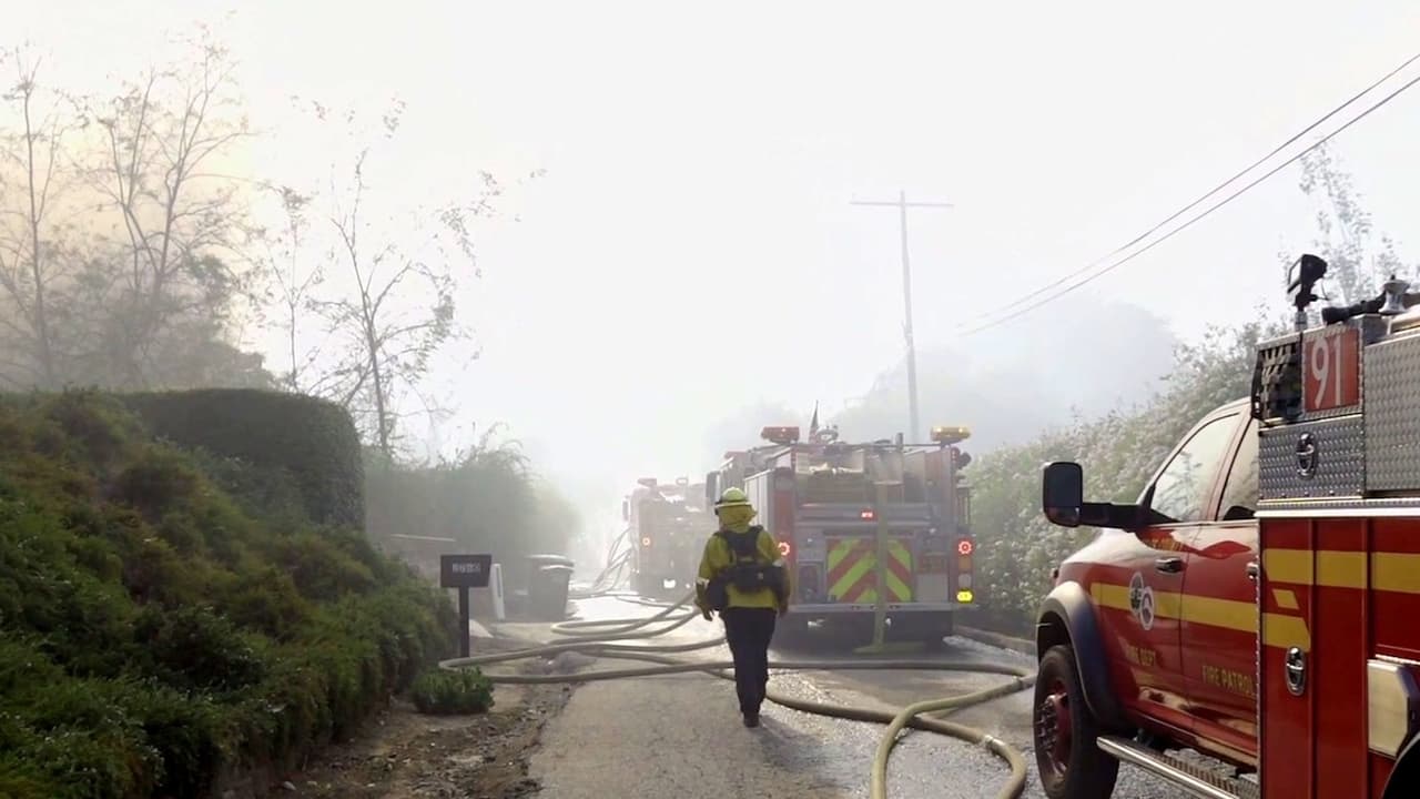 Incendio de maleza destruya tres viviendas y obliga decenas de evacuaciones en La Habra Heights