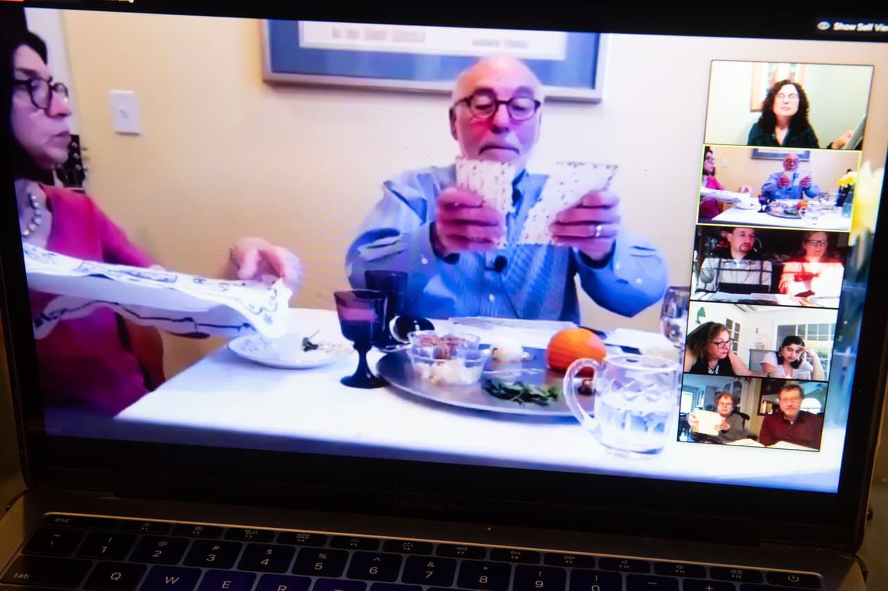 <b>Tradición en videollamada.</b> Un rabino de Newington, Connecticut, realiza el Séder judío con su comunidad a través de Zoom. Esta ceremonia religiosa de la época de pascua fue realizada virtualmente en muchos lugares por la pandemia. 8 de abril.
<br>