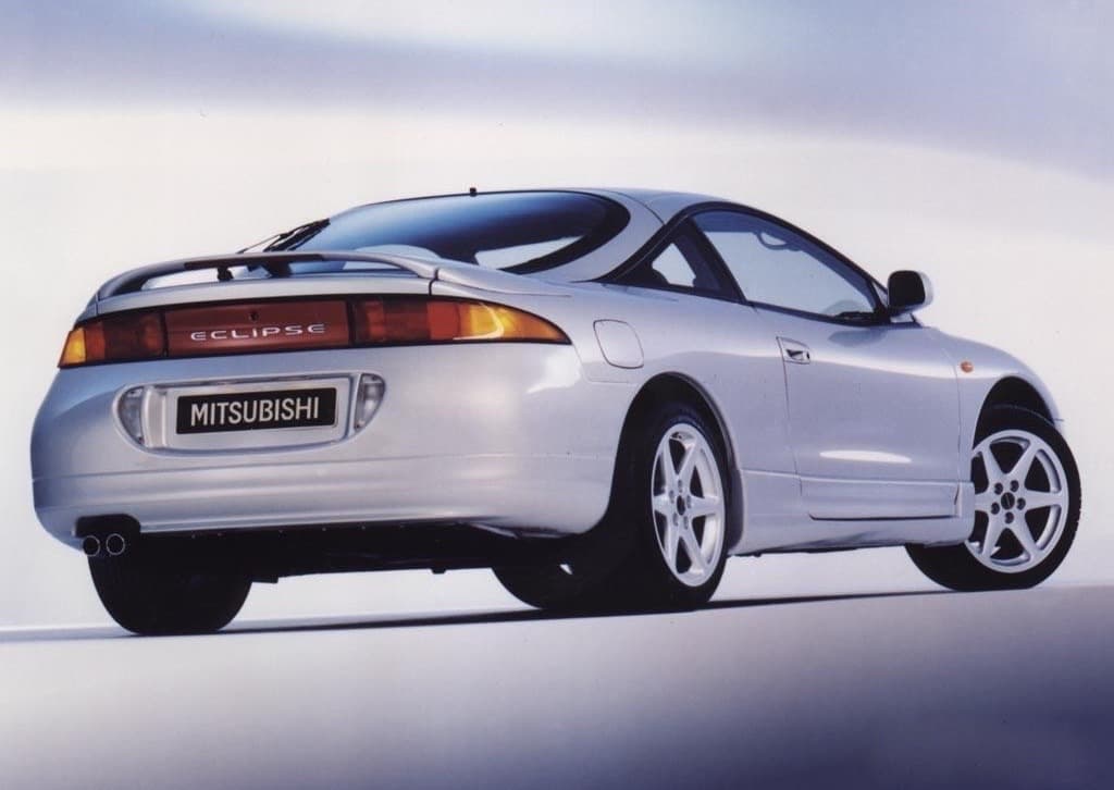 La segunda generación del Mitsubishi Eclipse fue tan exitosa como la primera. Sin embargo sus gemelos del lado Chrysler no lo fueron tanto. El Plymouth Laser no sobrevivió para llegar a la segunda generación mientras que el Eagle Talón si lo hizo.