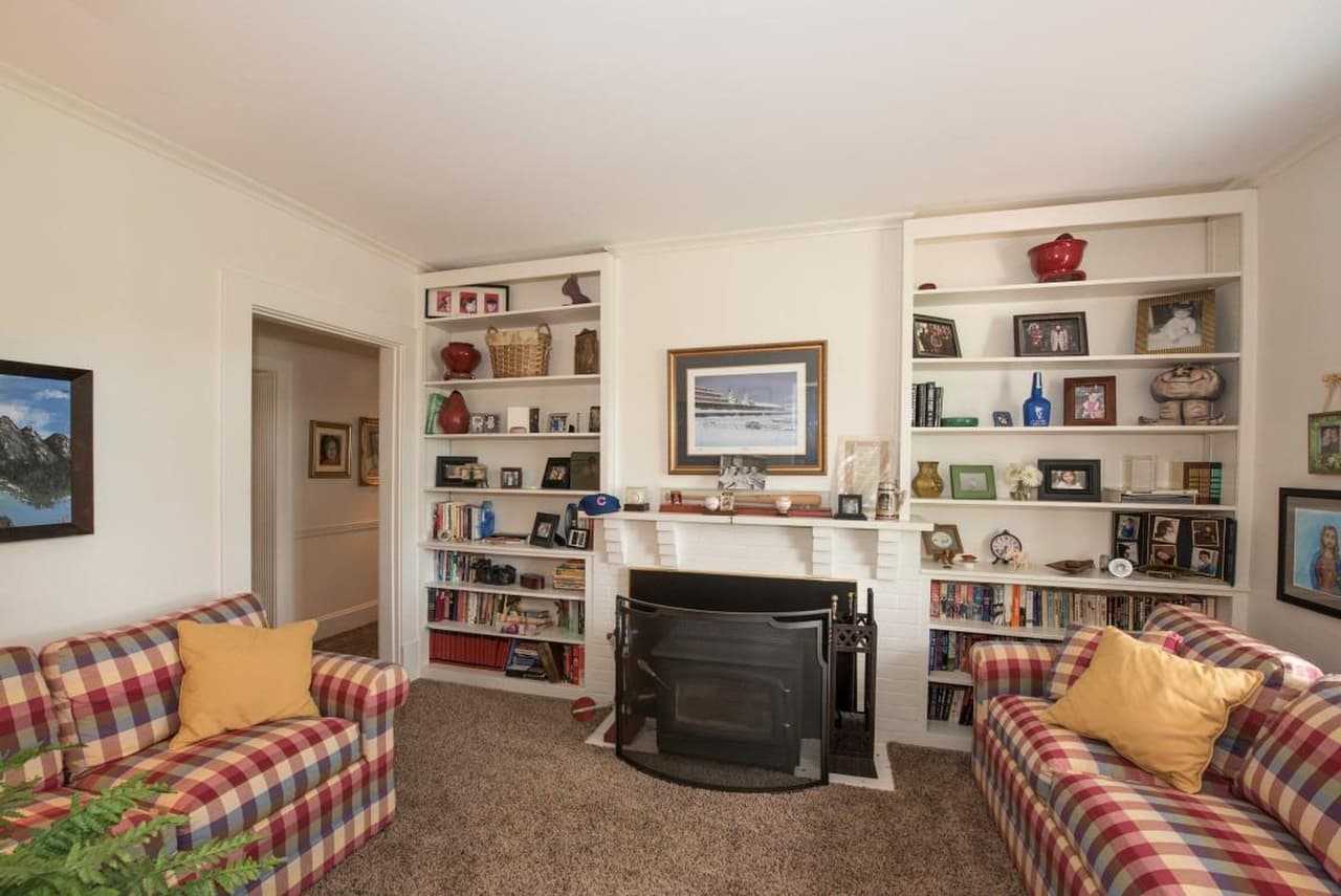 La residencia tiene dos chimenas y una amplia terraza para tomar el sol.