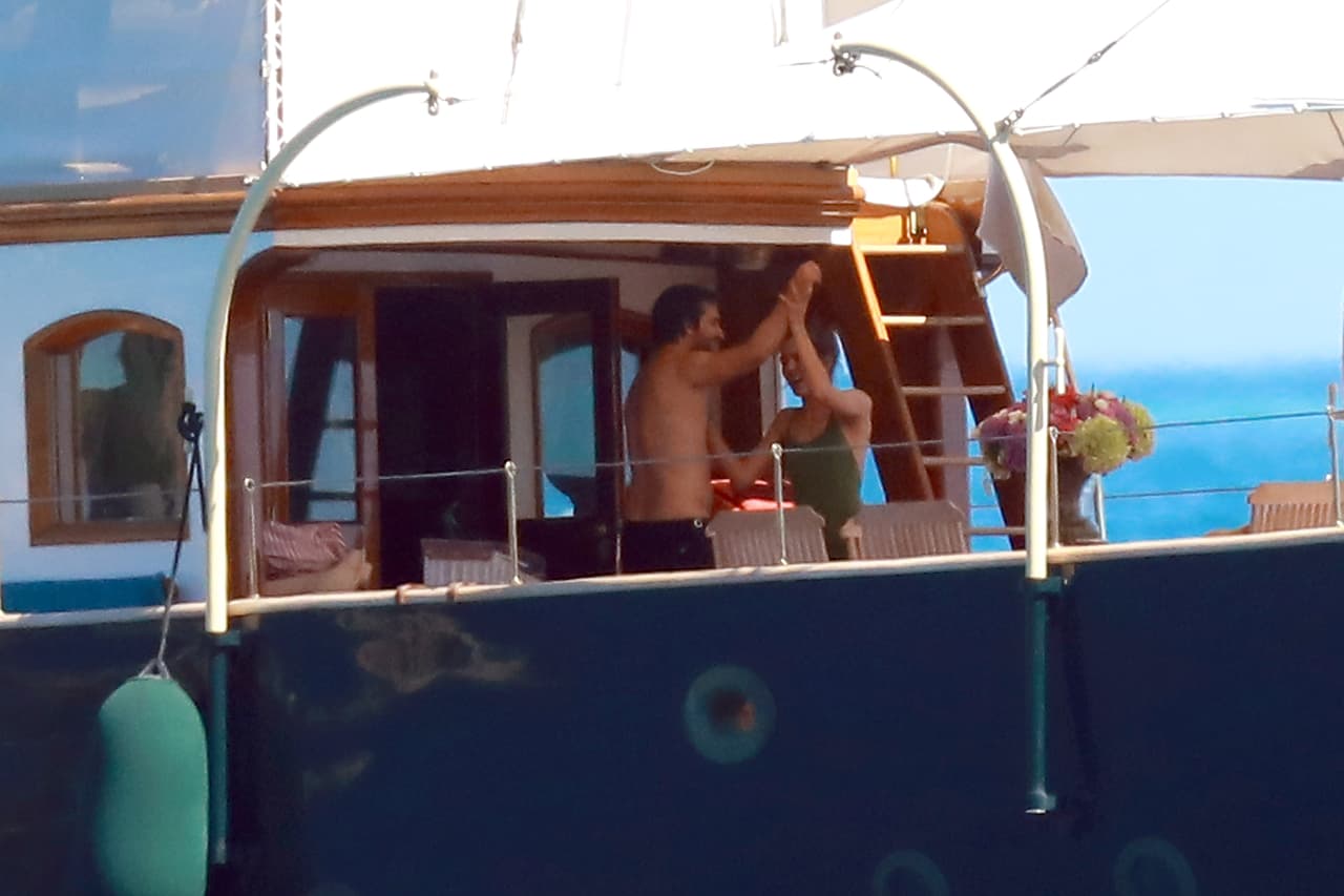 El padre de Dimitri era un productor libanés de nombre Jean-Pierre Rassam y murió cuando él tenía tres años, misma edad en la que Carlota se quedó huérfana de padre.