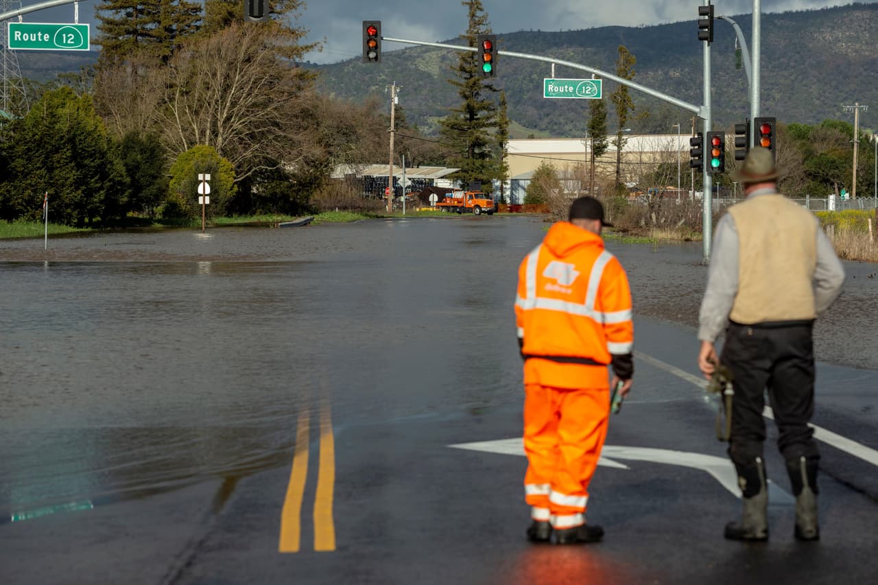Una calle inundada en Schellville, unas 20 millas al norte de San Francisco. Las autoridades emitieron alertas por inundaciones súbitas para los residentes que viven cerca de las cuestas arrasadas por los incendios del año pasado en el norte y sur de California.