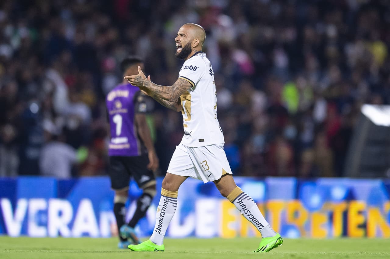 Dani Alves debutó como titular con Pumas en un pletórico estadio Olímpico Universitario en el que apenas pudieron rescatar el empate ante un aguerrido Mazatlán FC gracias a la asistencia del histórico brasileño sobre el final del partido.