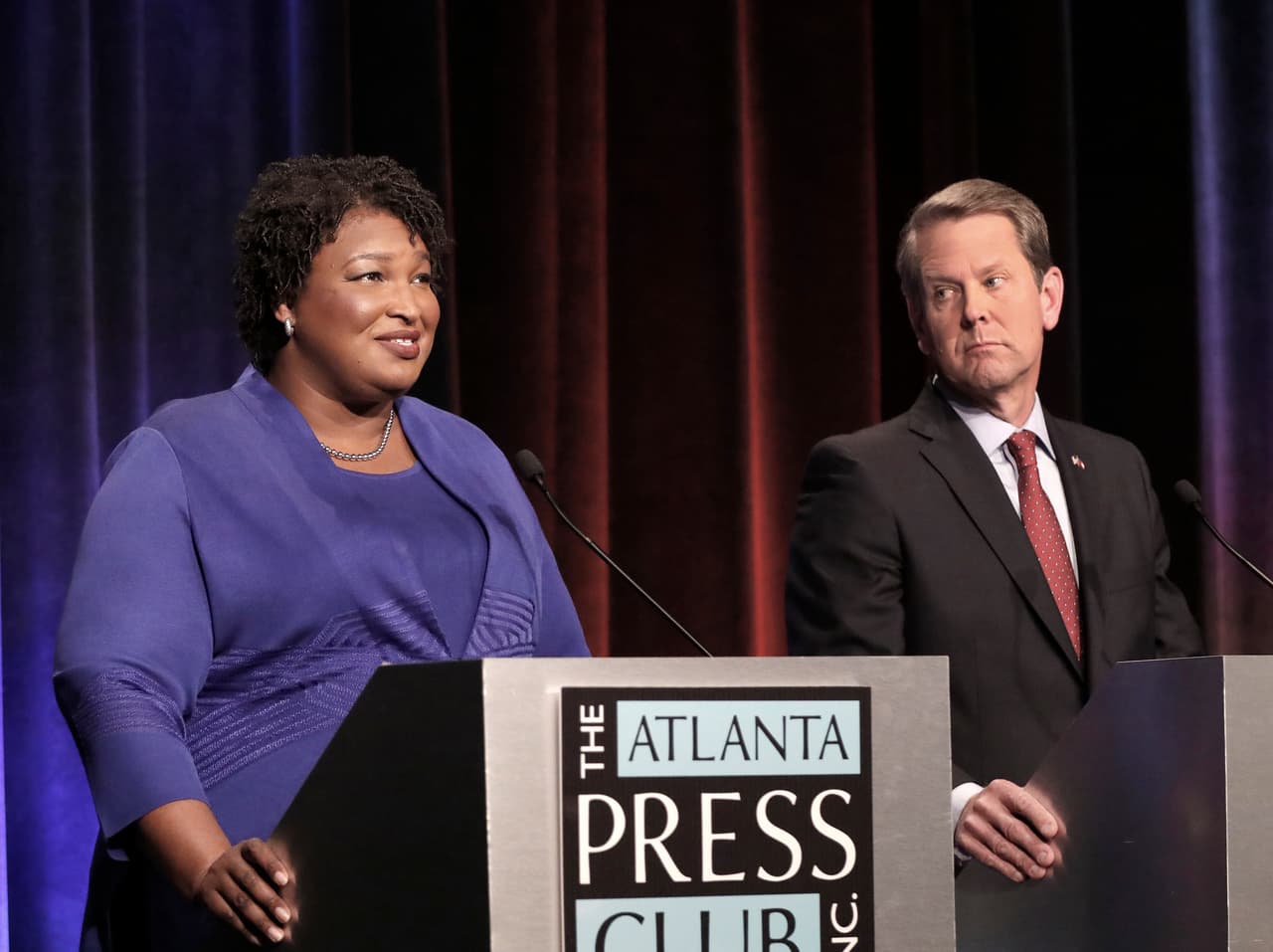 Stacey Abrams (izq.) y Brian Kemp, durante la campaña a la gubernatura de Georgia.