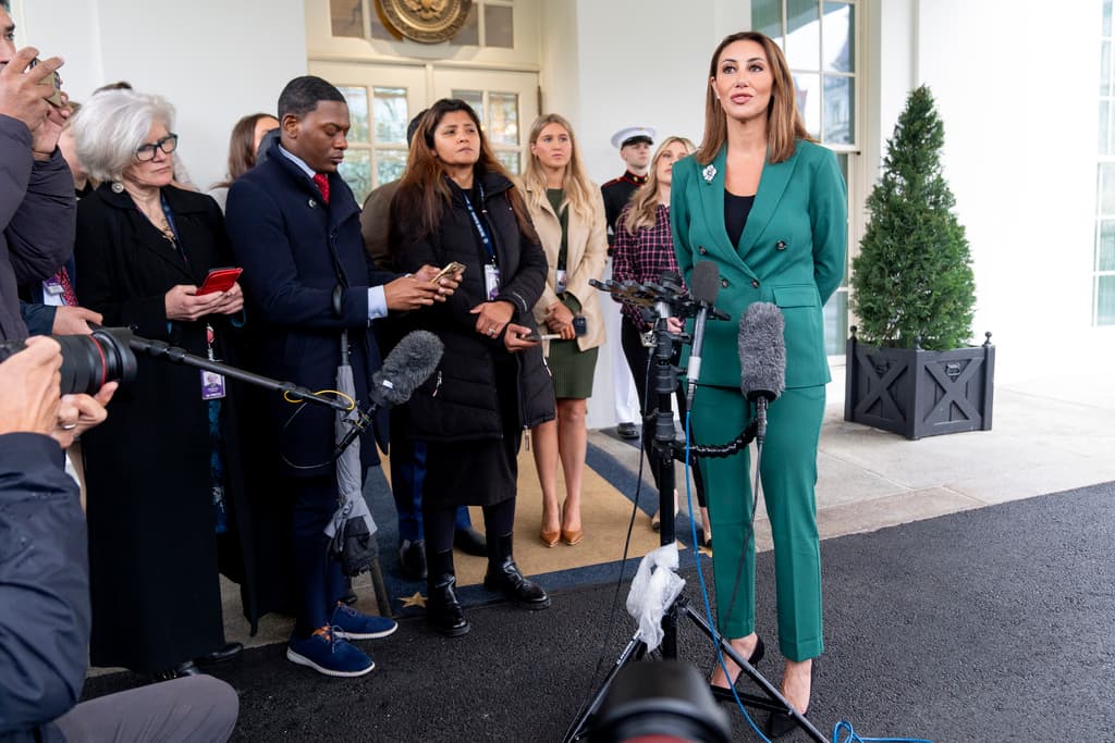 La nueva fiscal federal es socia de un bufete de abogados ubicado cerca del campo de golf de Trump en Bedminster, Nueva Jersey. Durante el último año, Habba desempeñó múltiples roles: fungió como asesora principal del comité de acción política de Trump, actuó como su defensora en varios juicios civiles y fue portavoz alternando entre tribunales y campaña electoral.