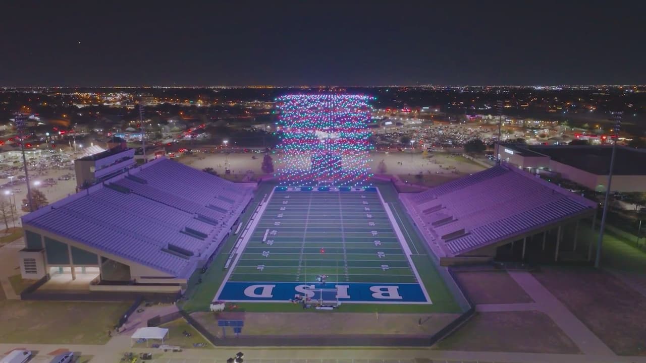 Este no era simplemente un espectáculo de luces; era 
<b>una obra maestra tecnológica que alcanzó alturas sin precedentes</b>, marcando el espectáculo de drones más grande y alto 
<b>jamás presenciado en el estado de la Estrella Solitaria</b>.