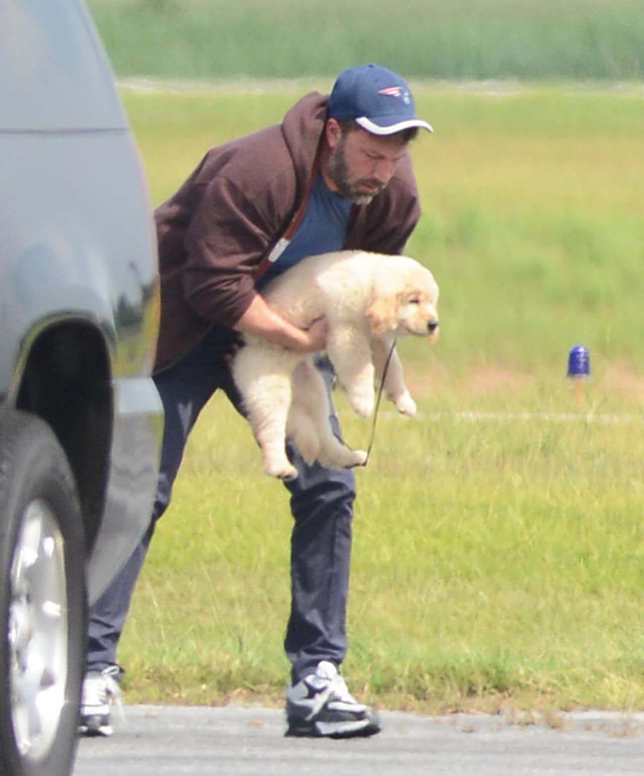 Por su parte, el perrito en brazos de ‘Batman’ carga al labrador.