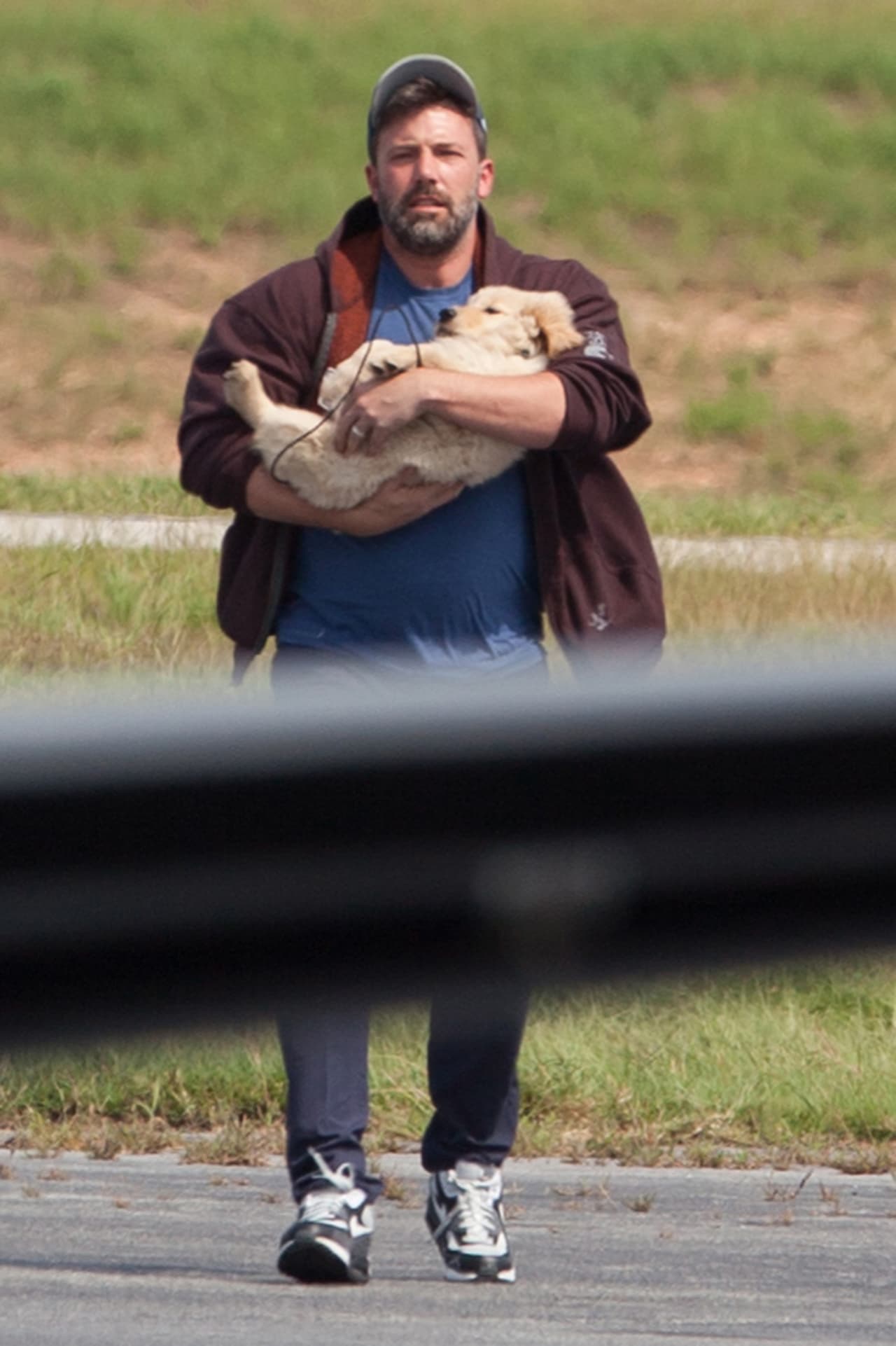 O al menos eso parece, porque el actor cargaba un dulce cachorro.