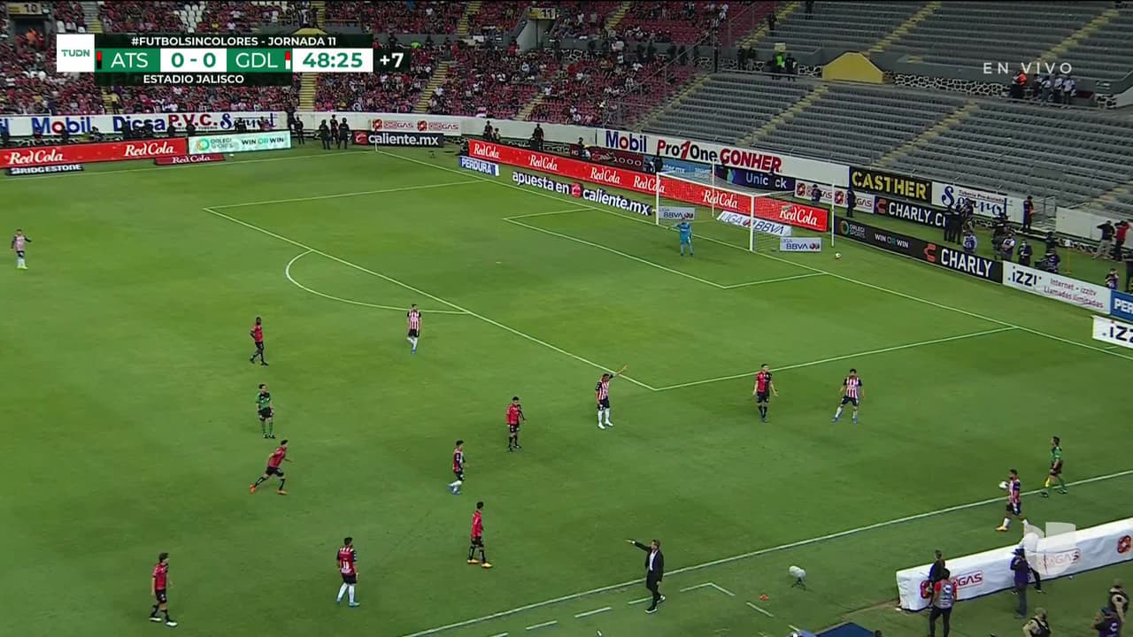 ¡Expulsión! El árbitro saca la roja directa a Miguel Ponce.