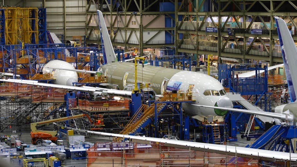 Los trabajadores construyen aviones Boeing 787 Dreamliner.