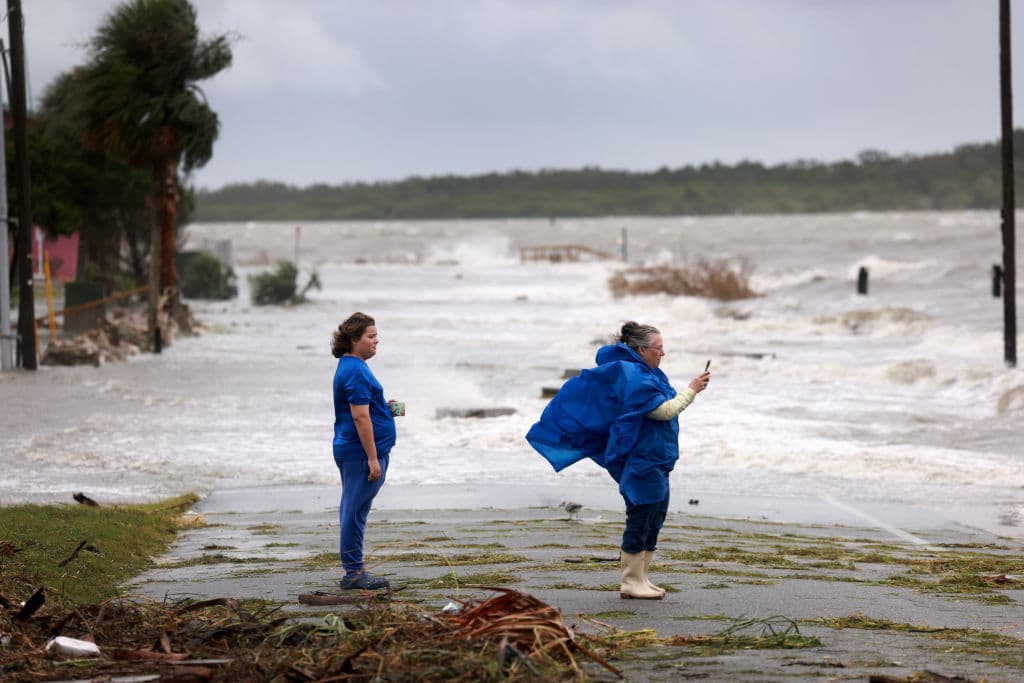 Jaiden Skinner y Nani Hicks (a la derecha), vecinas de Cedar Key, Florida, se mantuvieron atentas a los cambios en el oleaje.