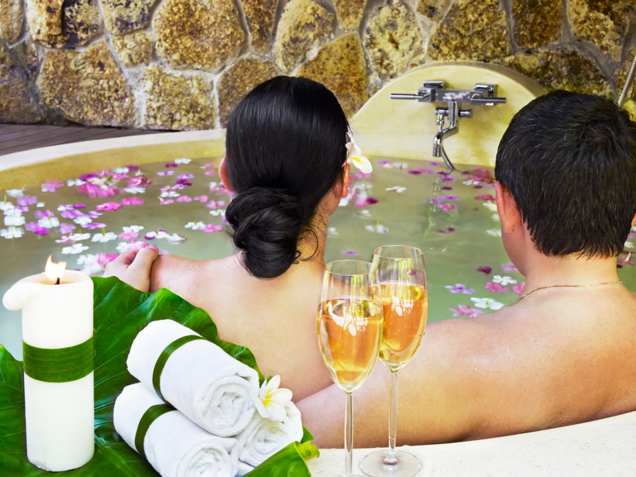 Jacuzzi para dos. Un regalo ideal para relajarse, platicar y disfrutar de una botella de vino en compañía de tu amor.