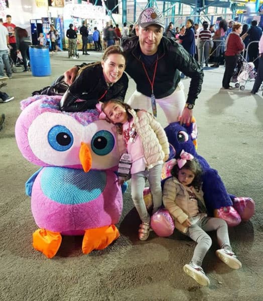 Por sus diferentes compromisos laborales,
<b><a href="https://www.univision.com/entretenimiento/ricky-martin-es-muy-del-gusto-de-jaqueline-bracamontes-y-asi-lo-cuenta-ella-fotos">Jacky y Martín</a></b> viajan mucho, pero cada vez que pueden se llevan a sus tres 'retoños' y aprovechan para salir a pasear a divertidos lugares.