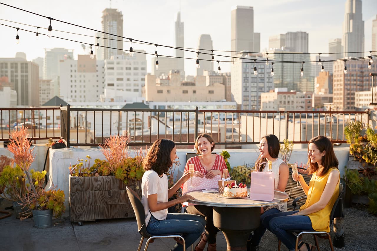 Los Ángeles, California es la 10 ciudad más feliz en Estados Unidos.
<br>
<br>Puntaje: 50.78/72.39.
<br>Rango de entretenimiento y recreación: 8/182.
<br>Rango de vida nocturna y fiestas: 12/182.
<br>Rango de costos: 159/182.