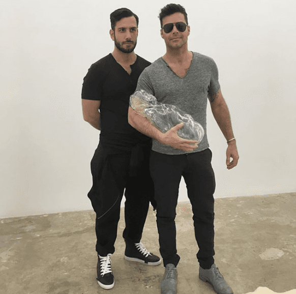 Y al mismo tiempo, ellos combinan los preparativos de su enlace con las grabaciones de la segunda temporada de "Versace: American Crime Story".