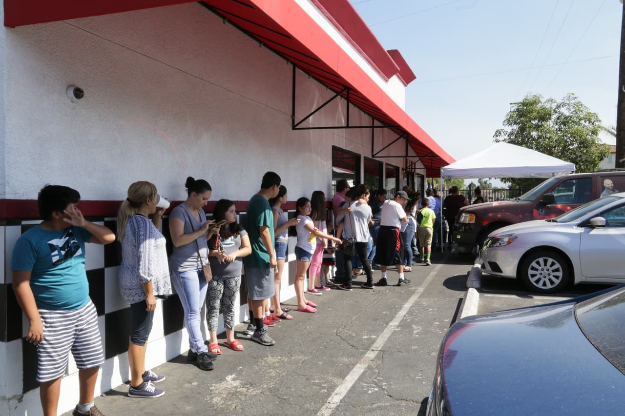 Donde sus radioescuchas comenzaron a hacer fiila desde temprano para recibir sus mochilas.