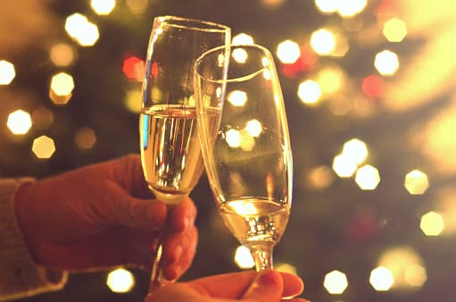 <b>Christmas Wine Affair Fredericksburg</b> 
<br>Si buscas una forma más relajada de celebrar las vacaciones navideñas con tu pareja, el Christmas Wine Affair podría ser una alternativa. 
<br>La celebración inicia el 29 de noviembre y culmina el 15 de diciembre. Al menos 48 bodegas en el área participan este año. Cada boleto viene con degustaciones de cortesía en cada bodega participante y descuentos en compras de vino.