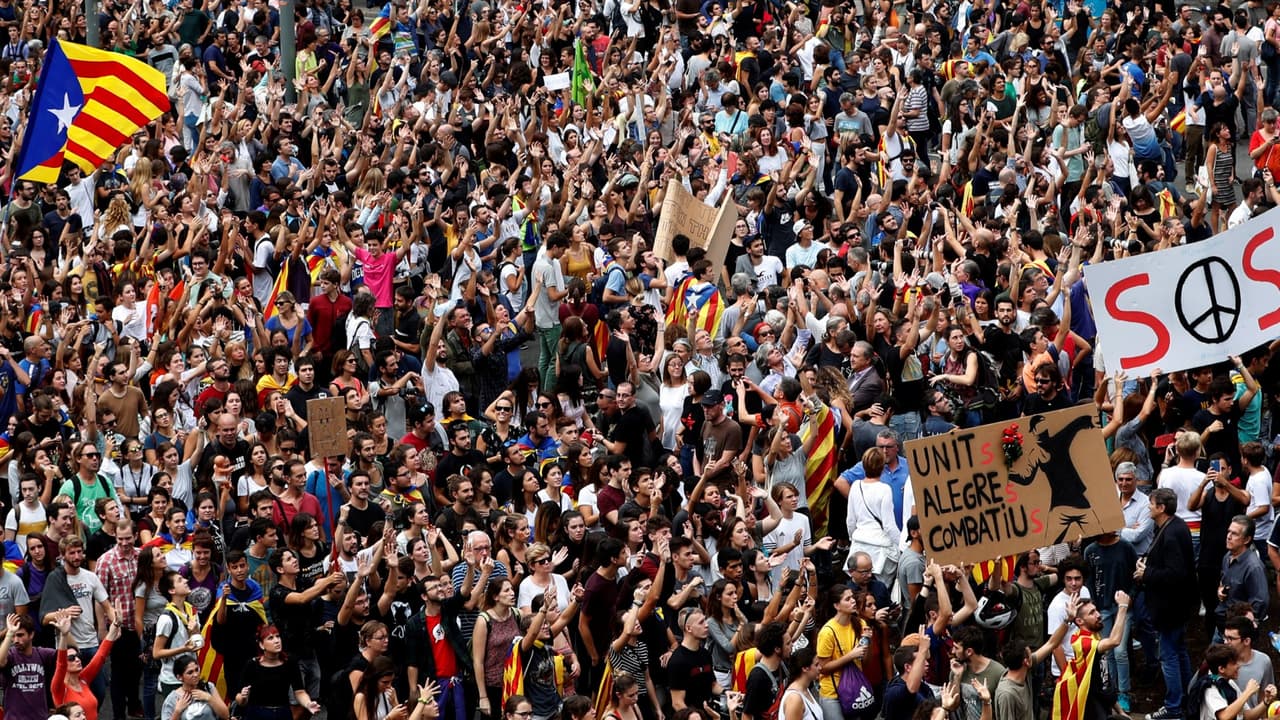 Cataluña agrega presión a España con una huelga por la arremetida policial durante el referéndum independentista