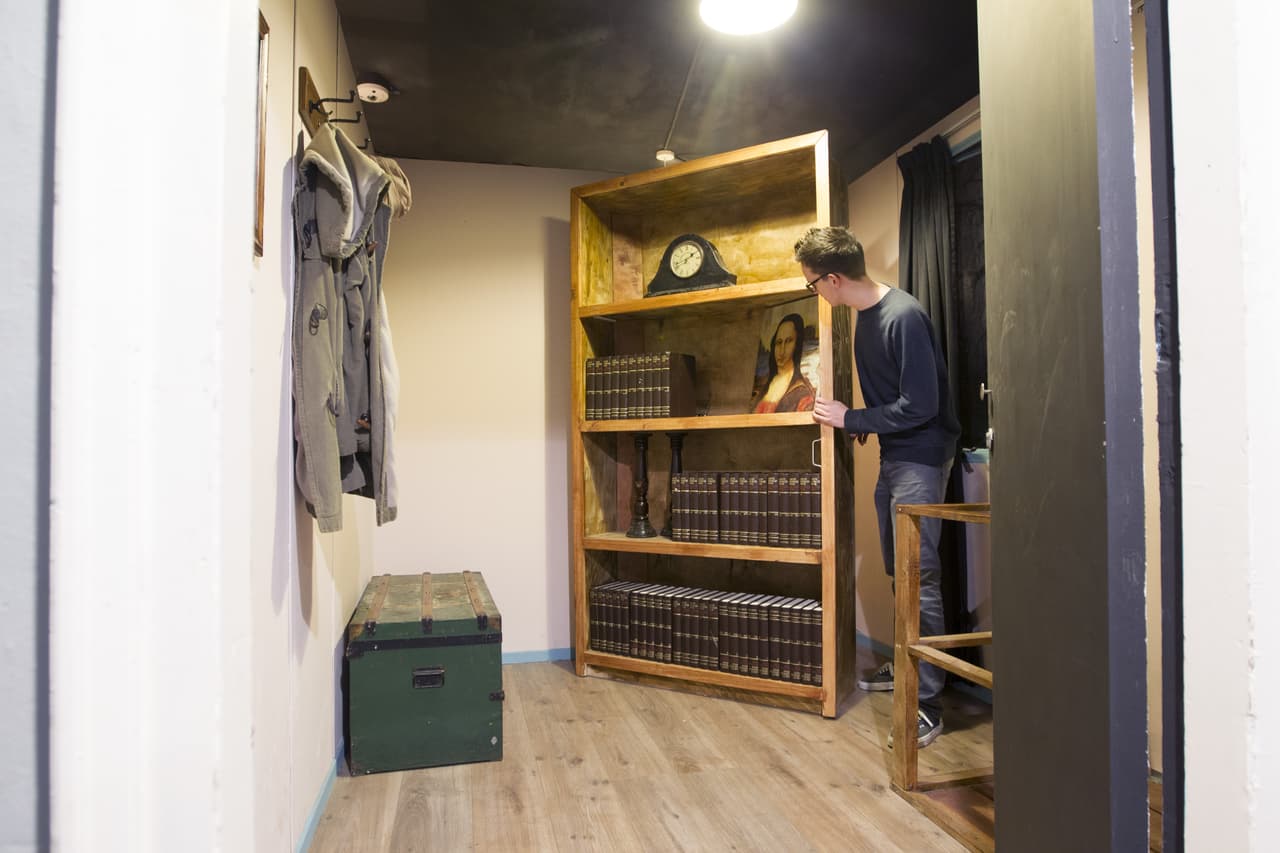 <b>Anímate a explorar un “escape room”: </b>Esta popular actividad de entretenimiento es una excelente manera de pasar un tiempo con adolescentes o amigos adultos. Pasa una hora o dos resolviendo acertijos, descubriendo pistas y jugando al detective para escapar de una habitación temática cerrada. Hay varias opciones por todo el estado.
<br>