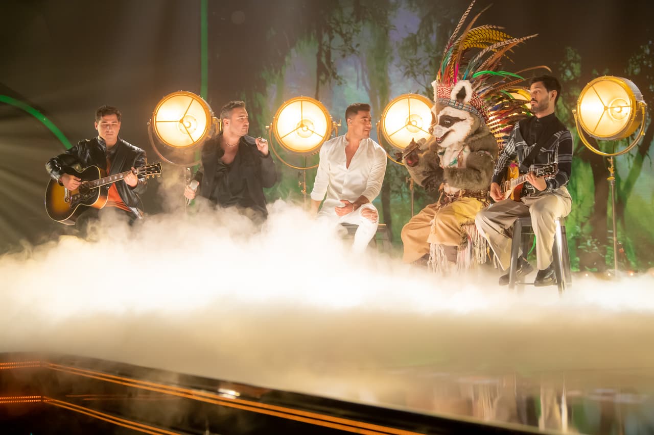 Apache también dio un pequeño concierto junto al 'investigador' Carlos Rivera y Reik.