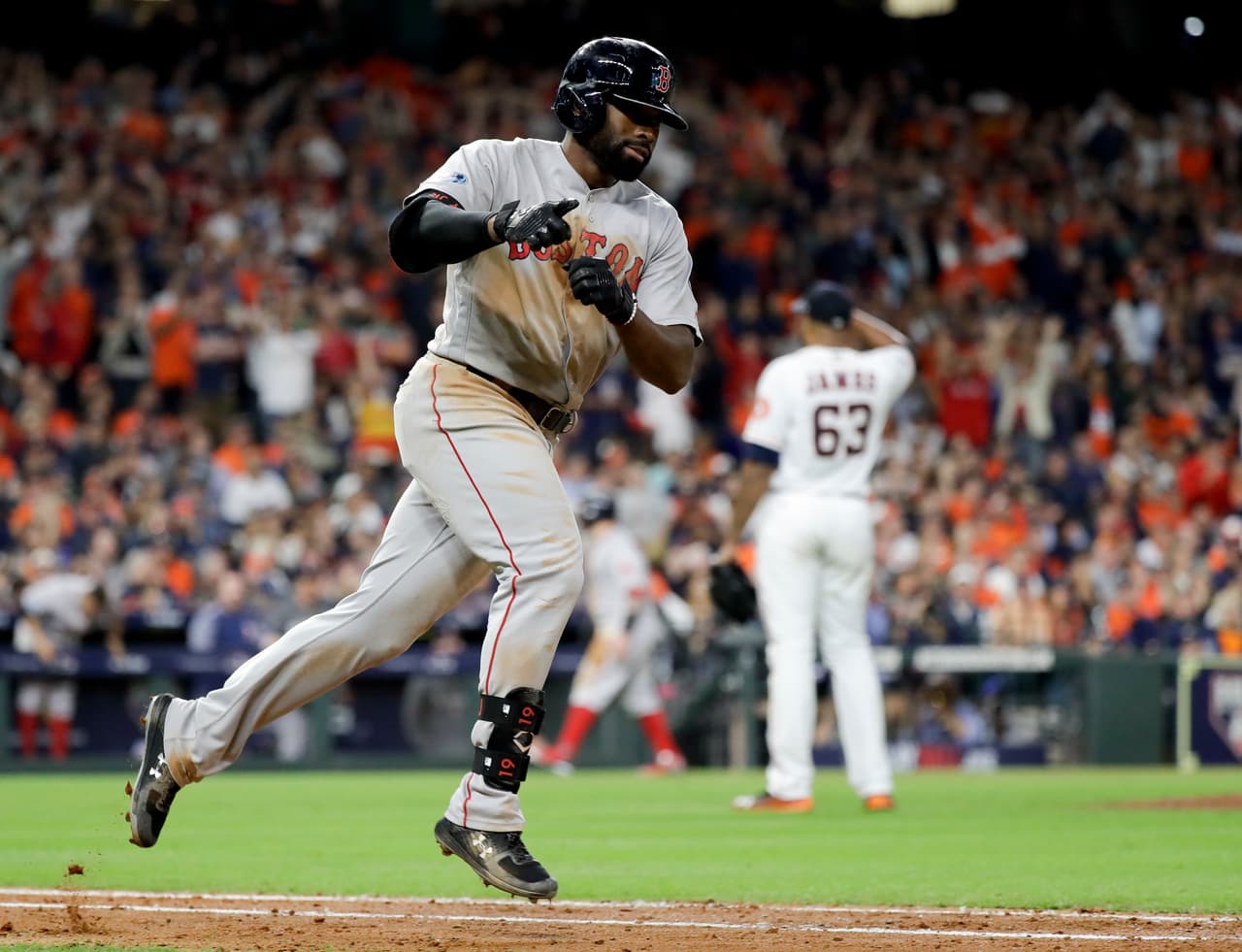 <b>Center Field: Red Sox</b>. Basándonos en un plano general, Cody Bellinger tuvo un mejor año que Jackie Bradley Jr. aunque este último fue el MVP de la ALCS y lo importante es cómo cierras la temporada.