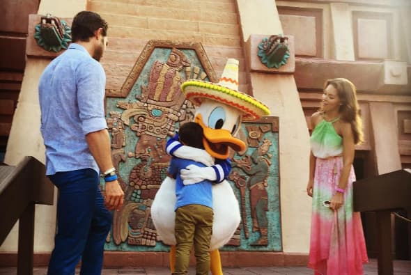 El actor mostró su felicidad en las redes sociales y vimos a su hijo Santiago disfrutar a lo grande con los personajes de "Disney".