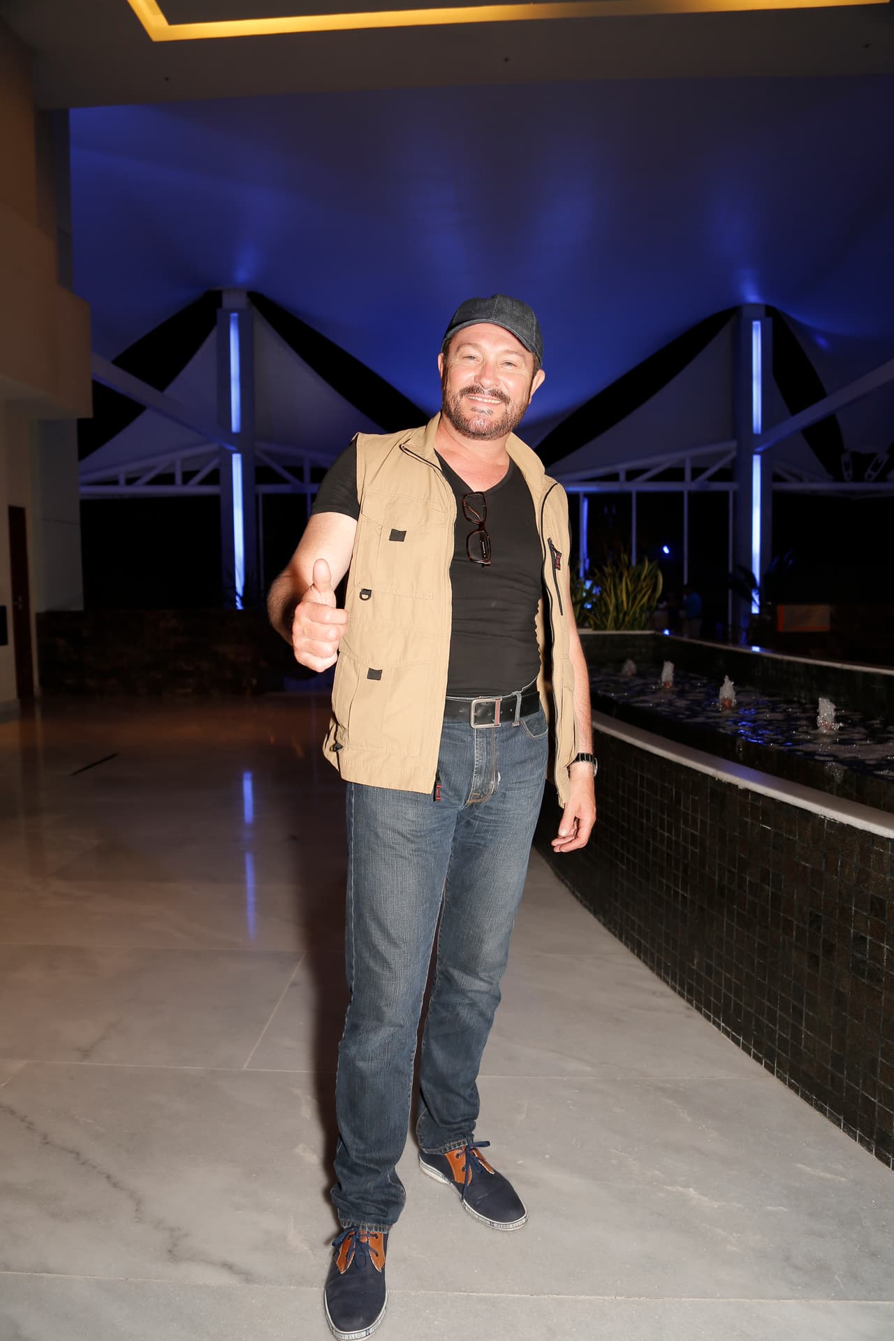 Tal vez si hubiera dejado de lado el chaleco; pero lo mejor de todo es que tiene toda la actitud para llevarse en premio por Mejor Actor.