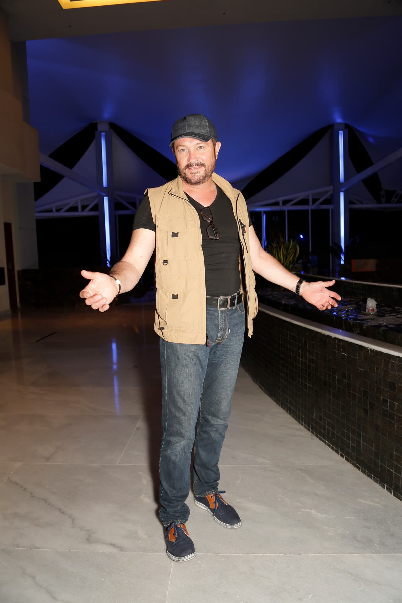 El actor Arturo Peniche se relajó de más, ¿no creen?