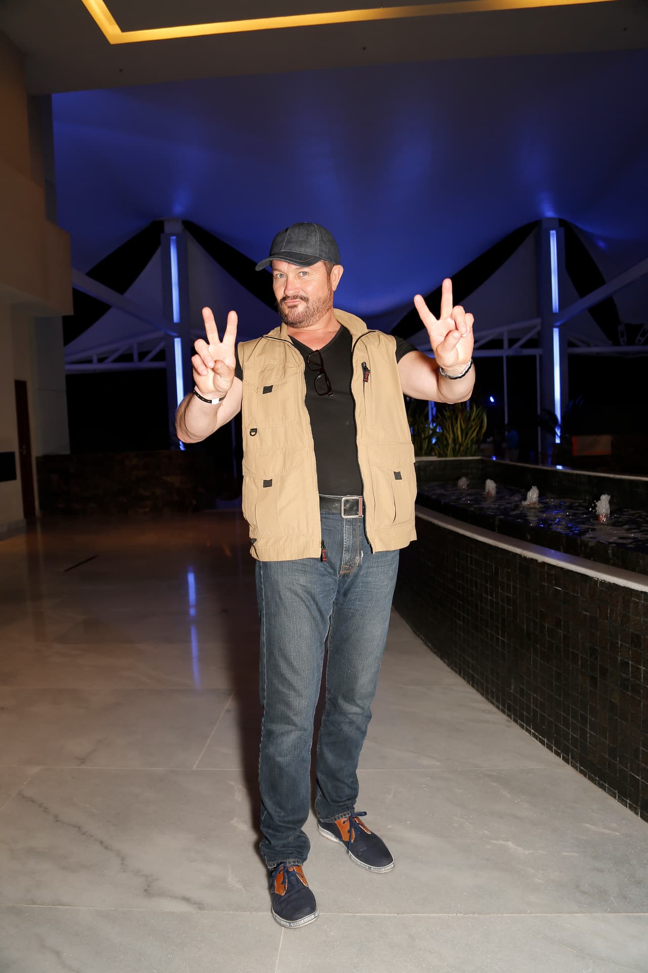 Aunque llegó de muy buen humor, le faltó un poco de sofisticación a su atuendo.