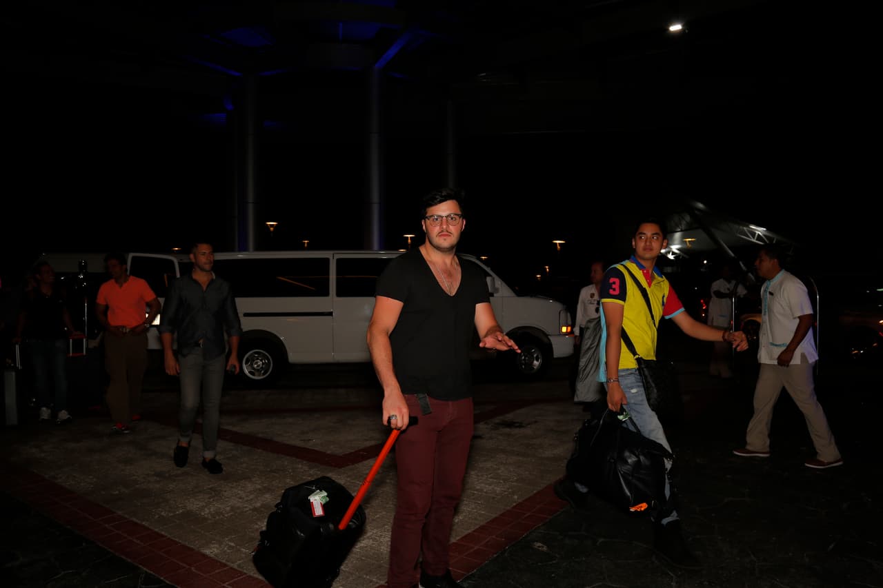 Paul Stanley se lleva palomita por su atuendo. Su elección para llegar al puerto de Acapulco fue el indicado.