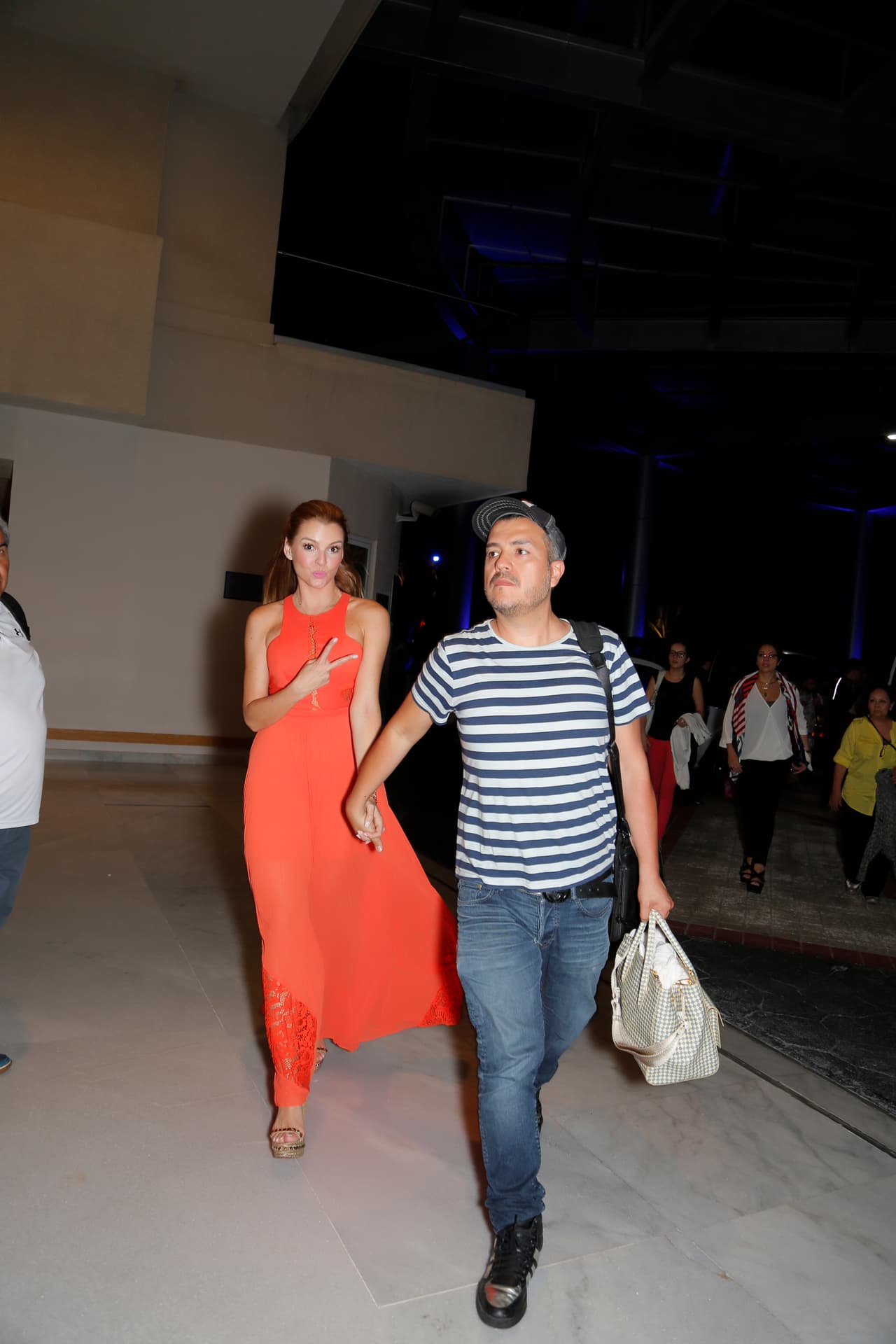 El atuendo que elegió Marjorie fue el correcto. El color anaranjado le sienta muy bien, lo mejor de todo es que no olvido el maquillaje súper natural y un peinado sencillo como ameritaba la ocasión.