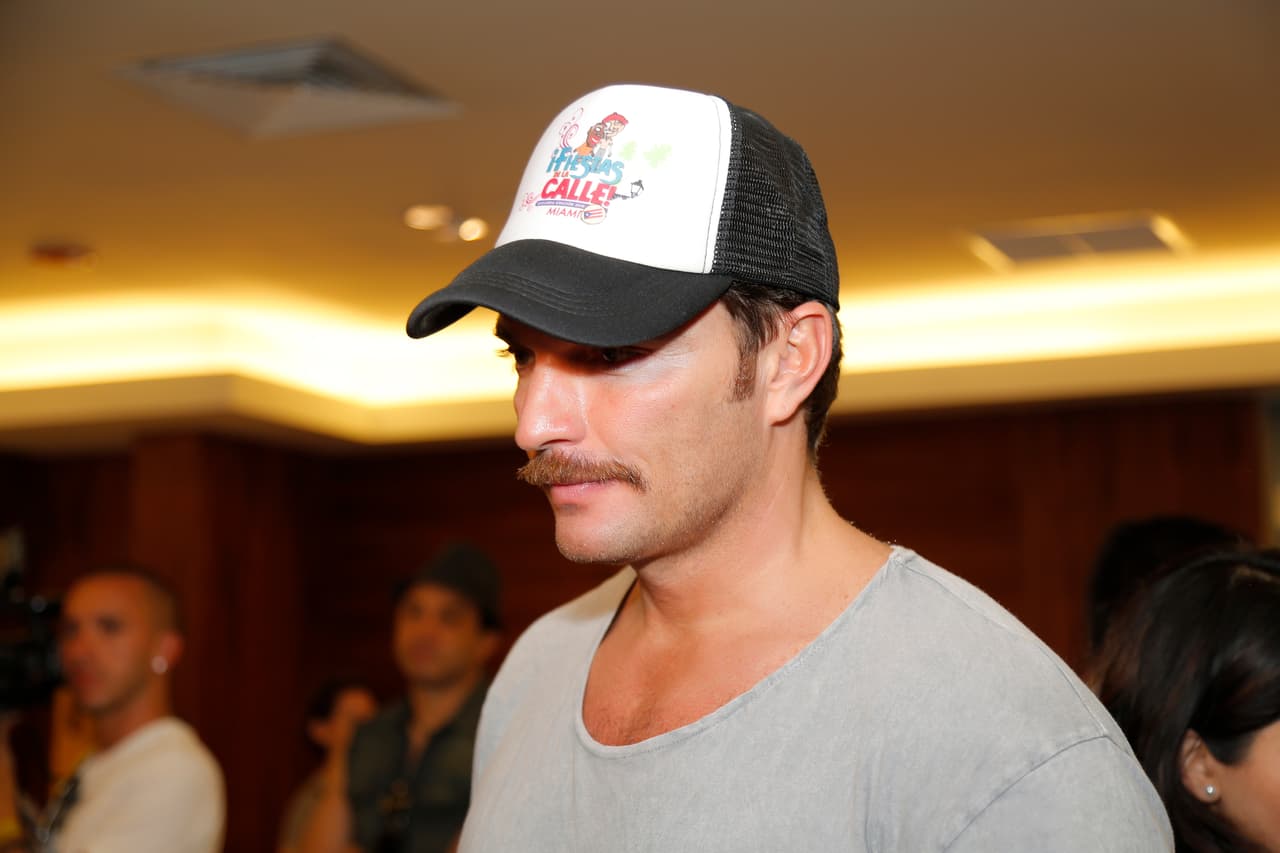 Su comodidad fue tanta que optó por usar gorra ¿o acaso no se habrá peinado? Ustedes qué opinan.