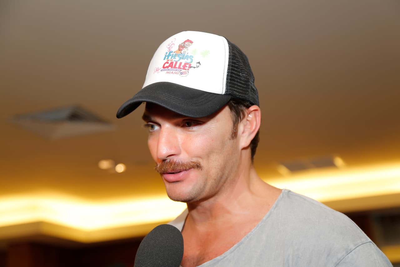 Julián Gil es otro guapo que encontró el look ideal. El actor lució muy cómodo y sport.