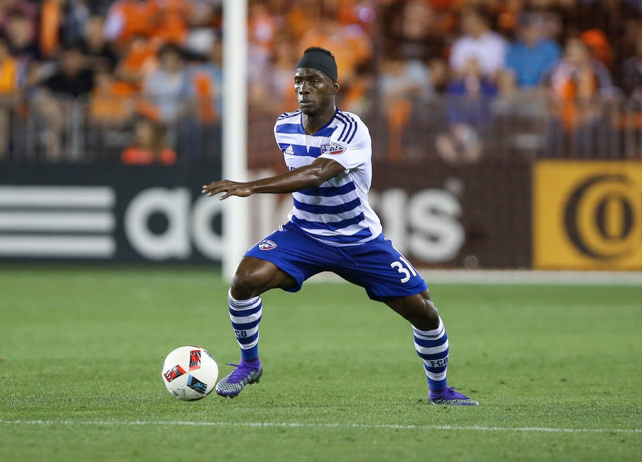 Maynor Figueroa de FC Dallas suspendido por una fuerte entrada a Kei Kamara de New England