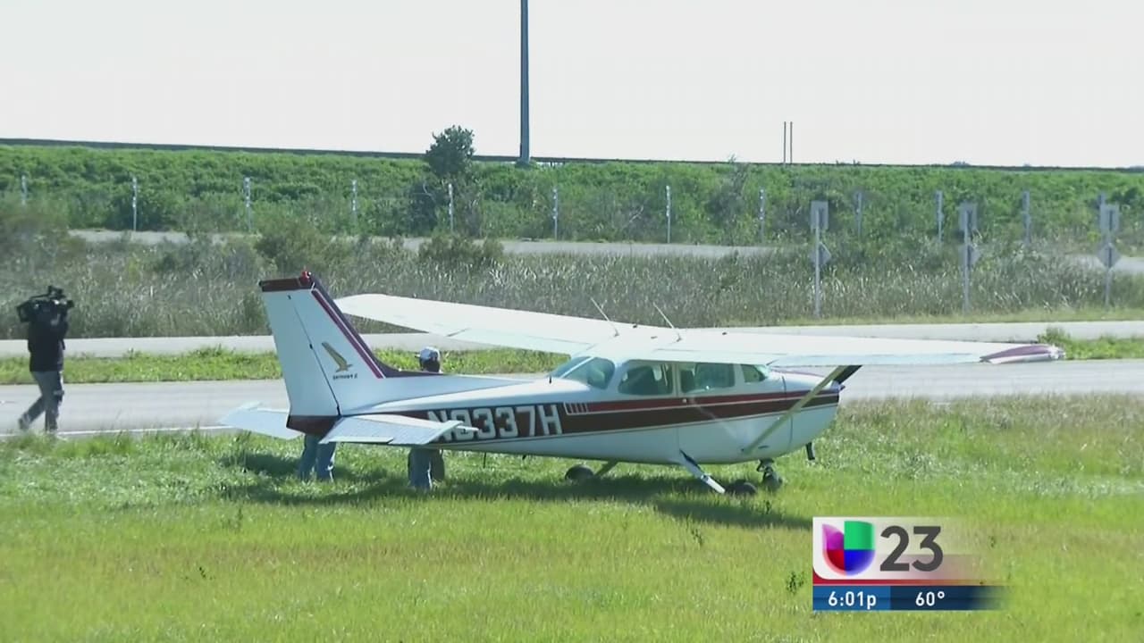 Avioneta aterriza de emergencia junto a autopista 