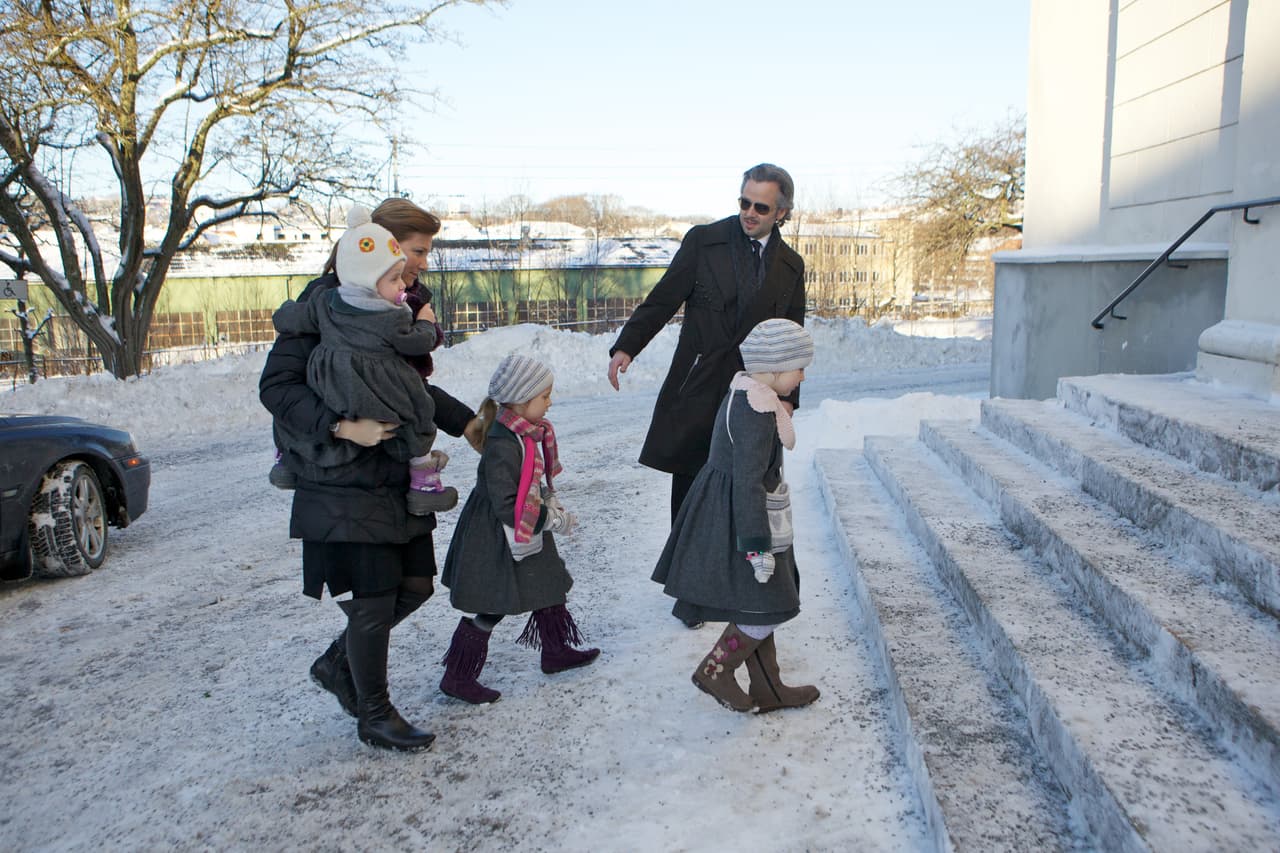 Los monarcas lamentaron que "nuestras nietas 
<b>hayan perdido a su amado padre",</b> al tiempo que pidieron comprender y respetar la privacidad de la familia de Ari Behn "en este momento doloroso".
