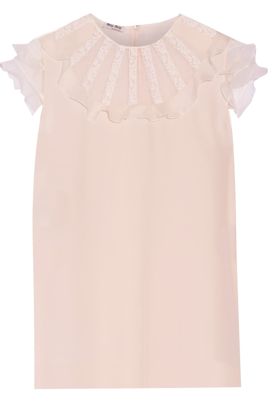 De la mano del rosa, escala una tendencia ultra romántica que celebra los boleros, el encaje y croché. Busca blusas sutiles con algo de apliques para salirte de la obviedad del blanco y el negro. (Miu Miu)