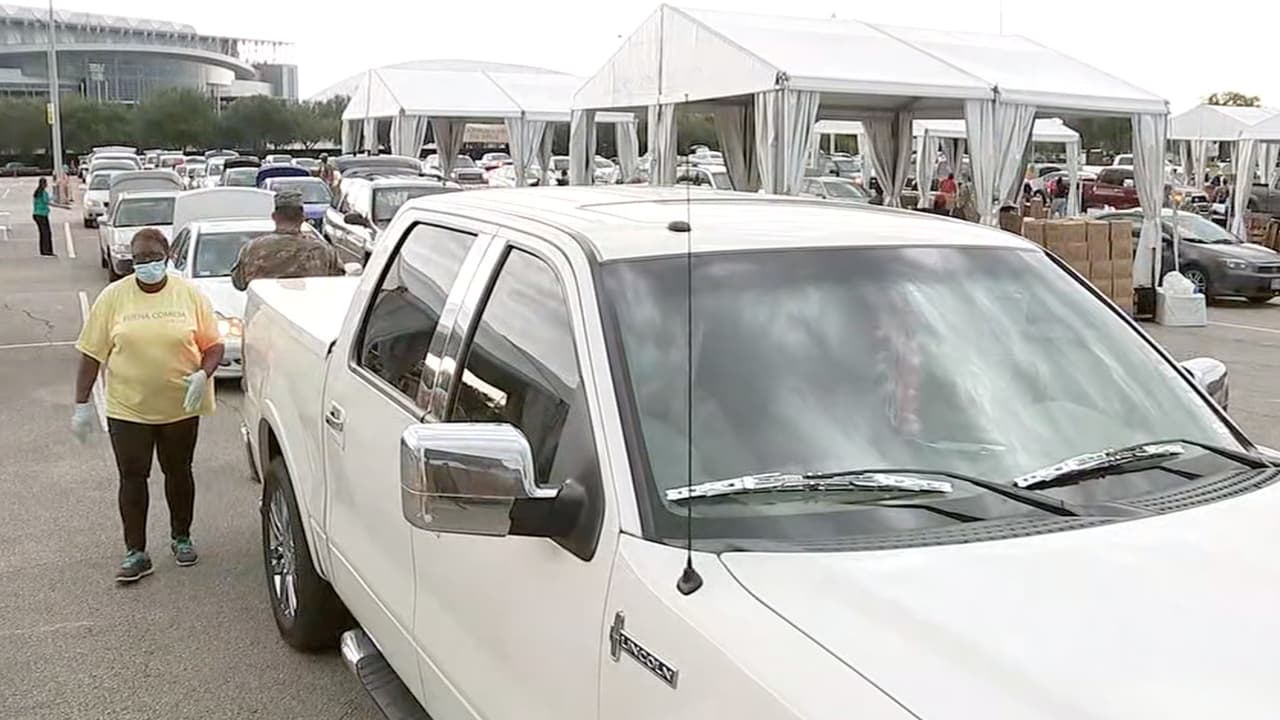 Se aplicaron las medidas de distanciamiento social durante la entrega, los voluntarios colocaron los paquetes en la cajuela de los automóviles.