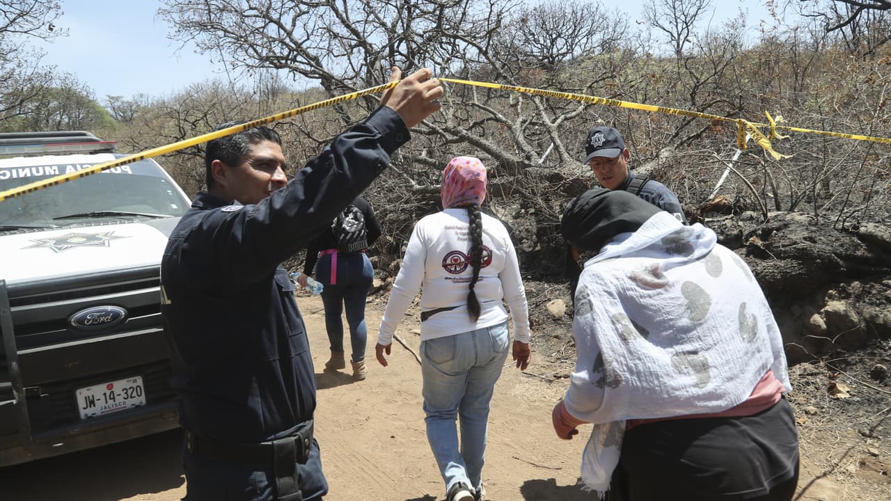 Madres buscadoras de desaparecidos hallan cadáveres en fosas clandestinas en Jalisco gracias a llamada anónima