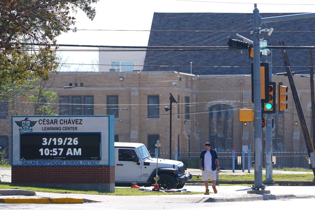 Un peatón camina cerca de la carpa situada frente al Centro de Aprendizaje César Chávez en Dallas, el jueves 19 de marzo de 2026.