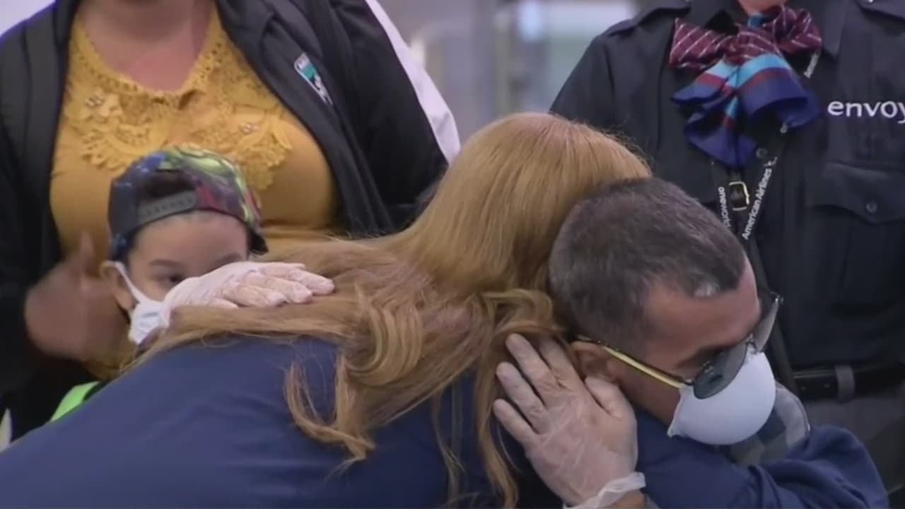 “Estoy vivo por la mano de Dios": llega a Miami un opositor cubano que padece cáncer 