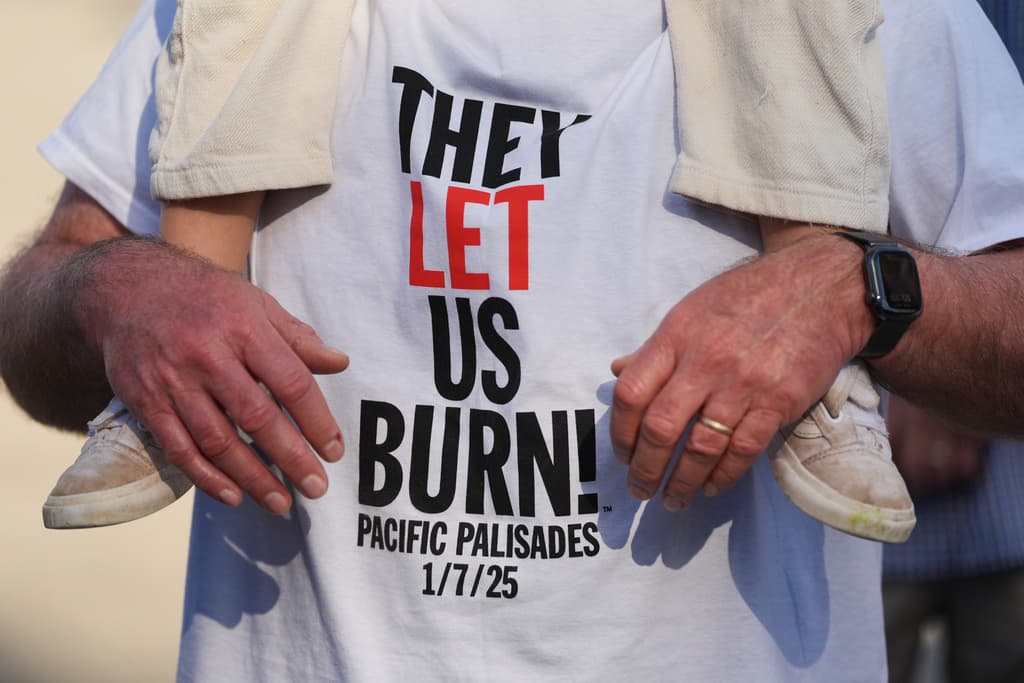 Sin embargo, el evento más destacado fue el rally "They Let Us Burn" (Nos Dejaron Quemar), convocado por la Palisades Fire Residents Coalition. Cientos de sobrevivientes y residentes marcharon exigiendo responsabilidad por fallas en prevención, respuesta inicial y liderazgo de autoridades locales y estatales, incluyendo al gobernador Newsom y a la alcaldesa Karen Bass. Entre los oradores destacaron la personalidad de reality TV Heidi Montag, el exsheriff Alex Villanueva y, sorprendentemente, Spencer Pratt —quien perdió su hogar en el incendio y anunció su candidatura a alcalde de Los Ángeles, culpando directamente a la actual administración por la catástrofe.